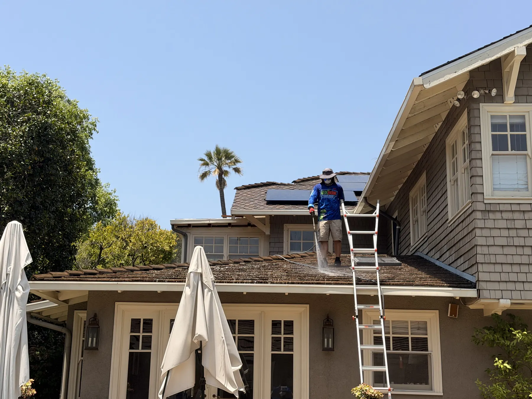 Shingle roof cleaning removing algae and moss in Pasadena, CA