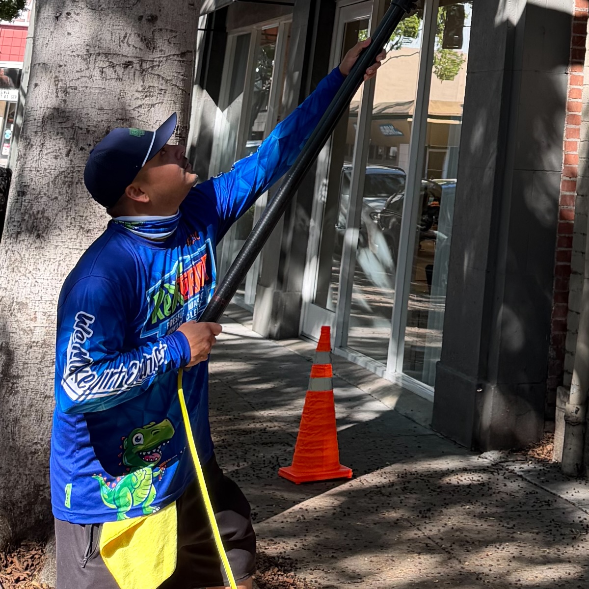 Eric, Rexterior field technician, cleaning windows with a water-fed pole in Pasadena