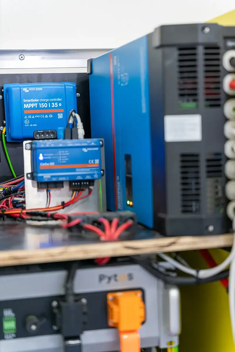Panneaux solaires sur toit de base vie de chantier — retrofit solaire BLE Base Vie