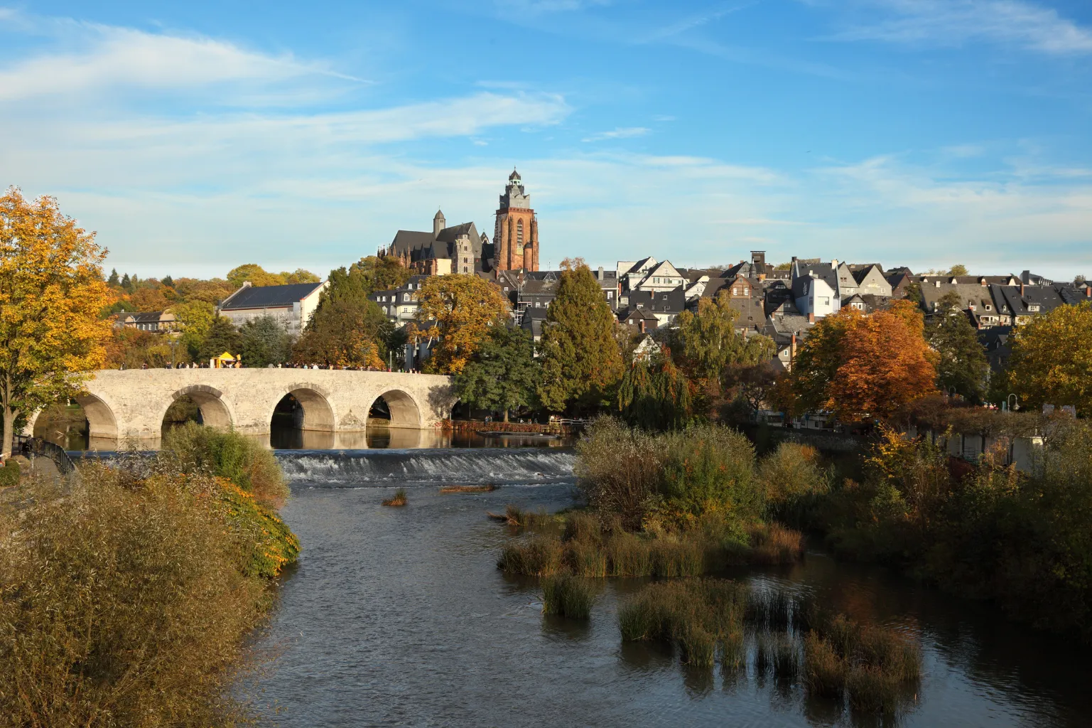 Mittelalterliches Burgtor mit Steinmauern und Kopfsteinpflasterweg in der Wetterau