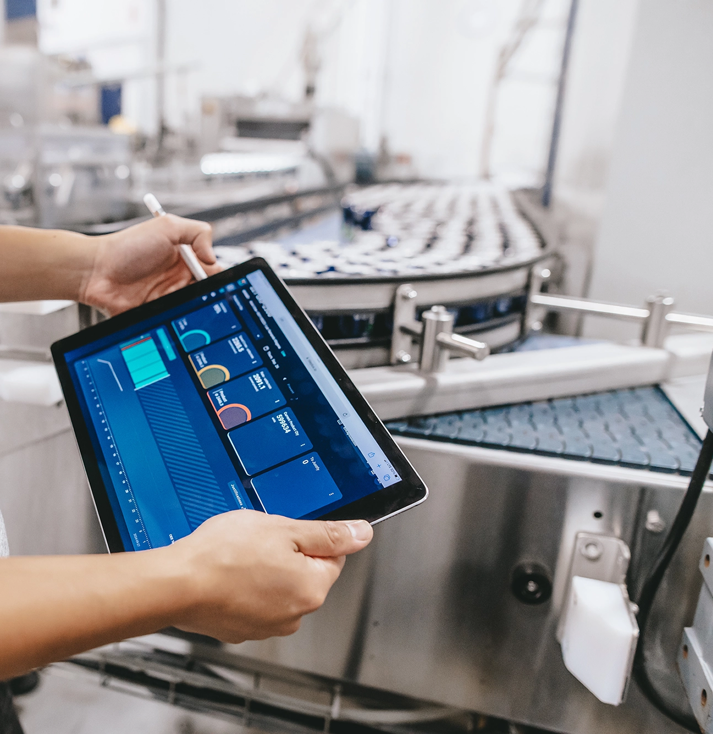 Worximity Enterprise plateform on a tablet inside a food and beverage plant