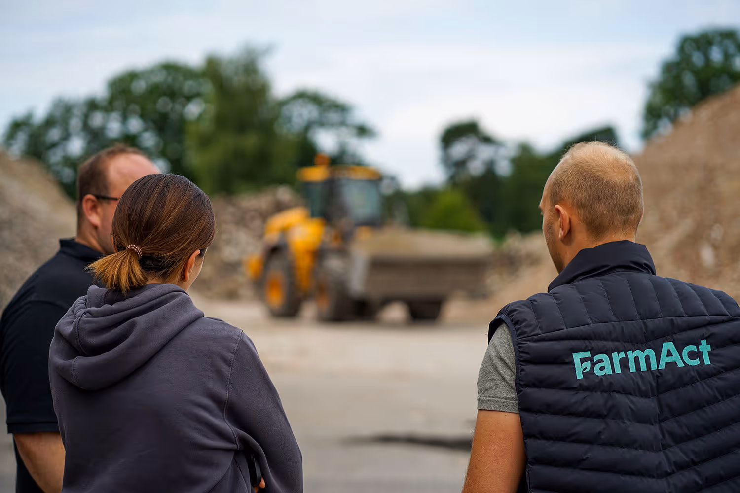 Zwei FarmAct-Mitarbeiter im Gespräch auf dem Betriebshof des Lohnunternehmens Heinz de Buhr