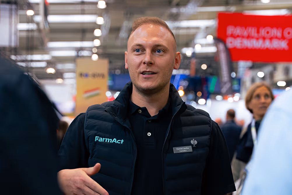 FarmAct Mitarbeiter im Beratungsgespräch am Messestand