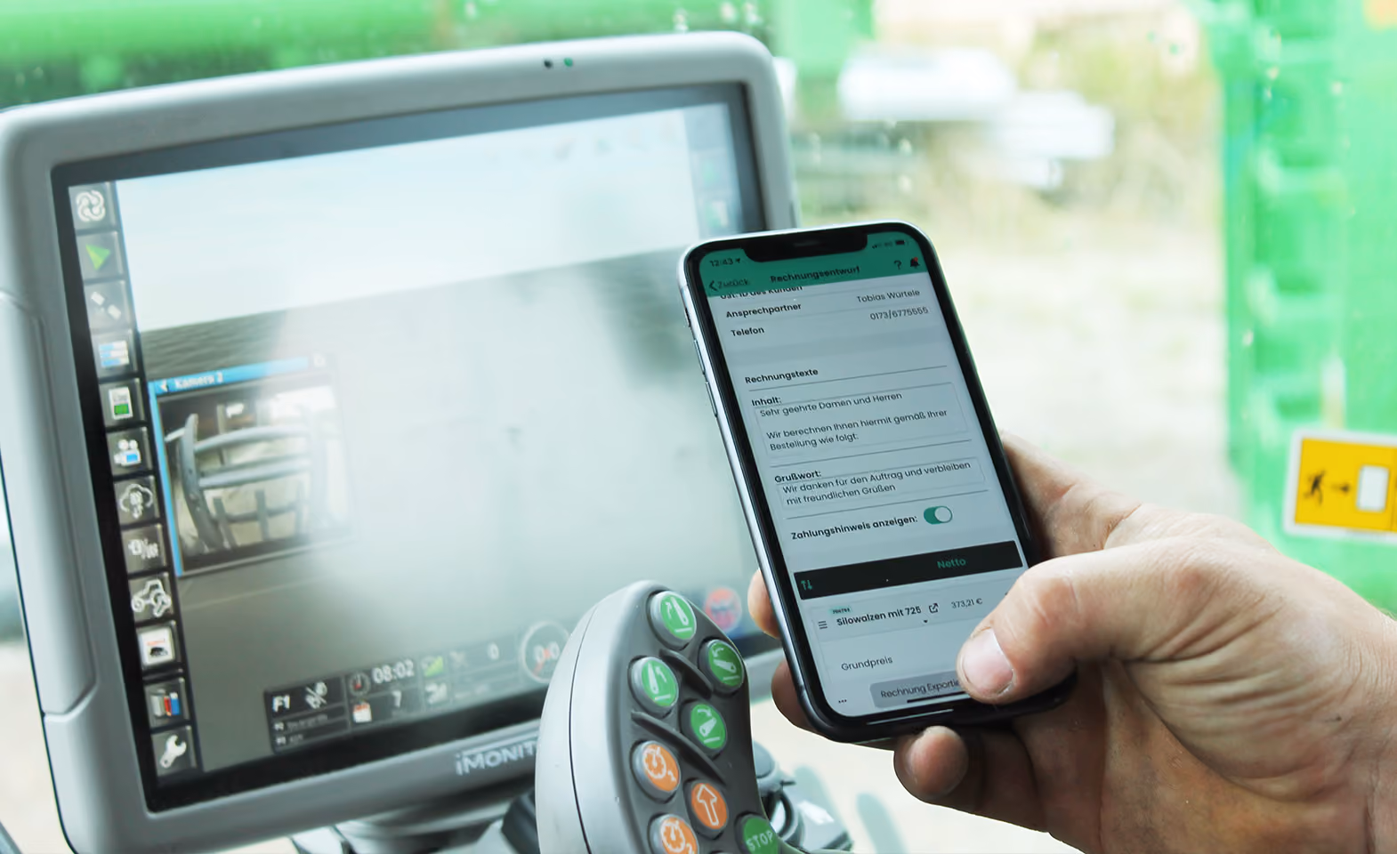 Tablet mit der FarmAct App in der Traktorkabine