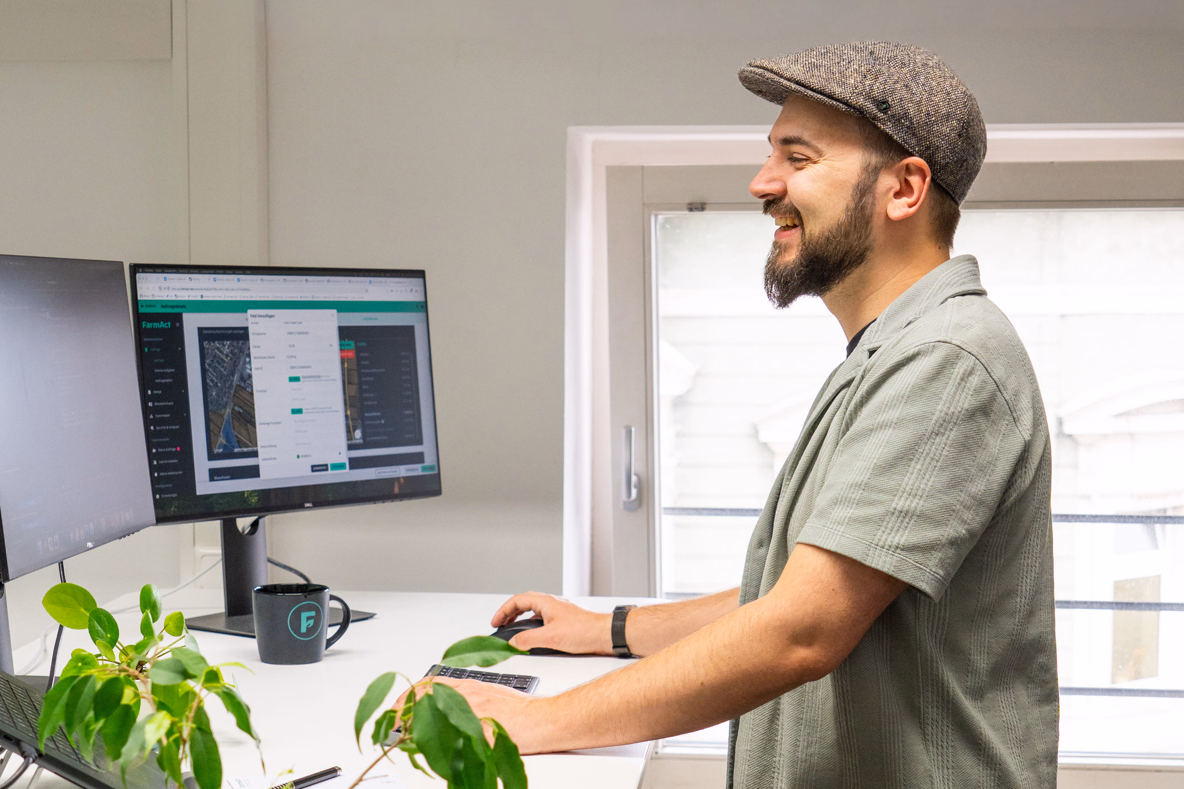Christian Reichart, Product Engineer bei FarmAct am Bürotisch