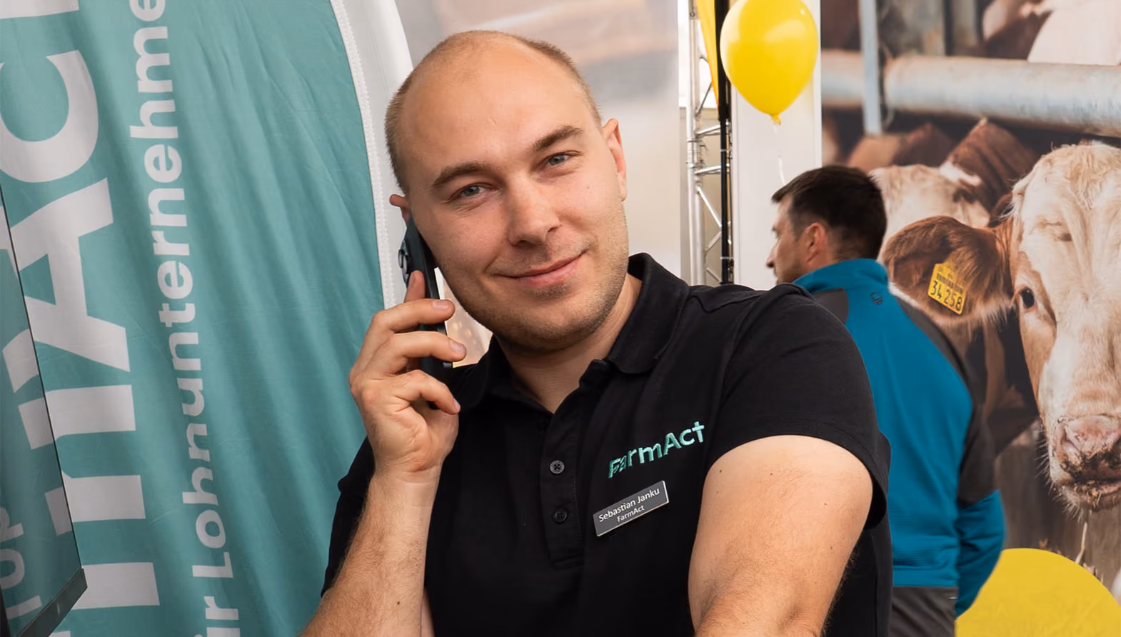 FarmAct Mitarbeiter Sebastian Janku im Kundengespräch am Telefon