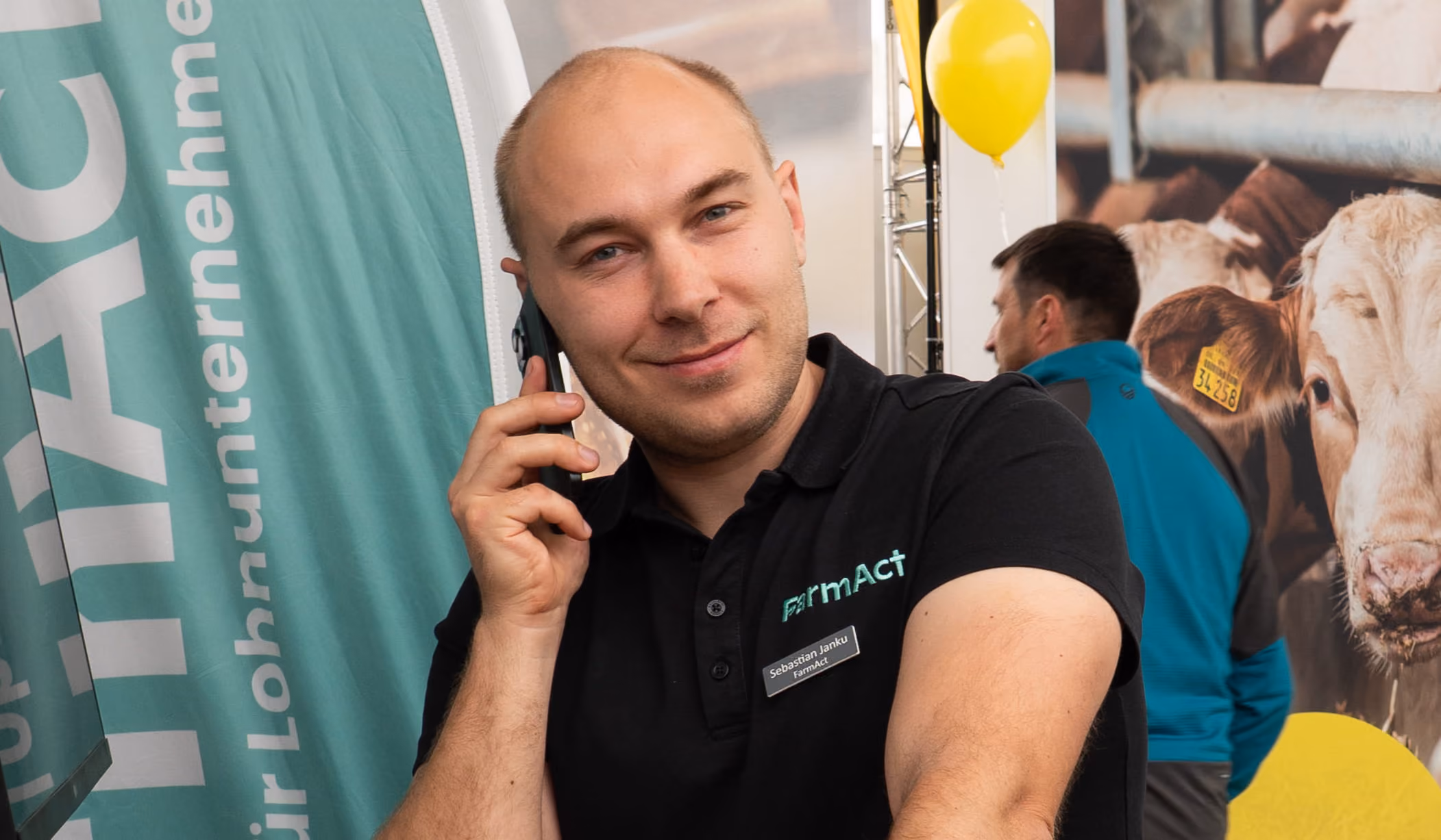 FarmAct Mitarbeiter Sebastian Janku im Kundengespräch am Telefon