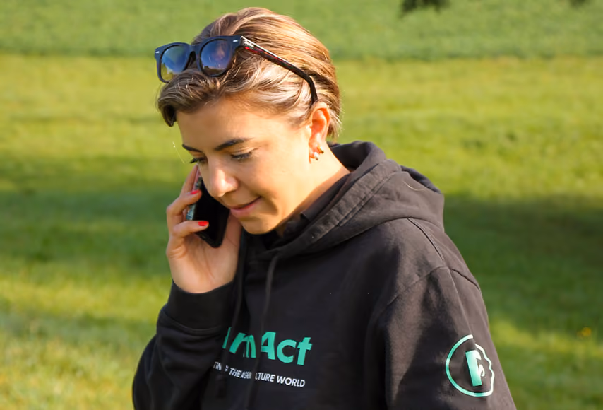 FarmAct Kundenbetreuerin im Telefongespräch auf dem Feld