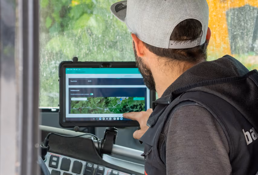 Bediener nutzt die FarmAct App auf dem Tablet in der Maschinenkabine
