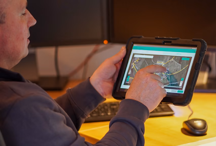 Landwirt bedient die FarmAct App auf dem Tablet während der Arbeit