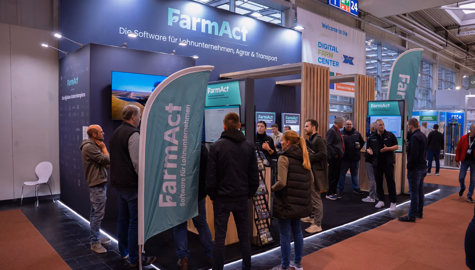 FarmAct Messestand mit Besuchern auf einer Fachmesse