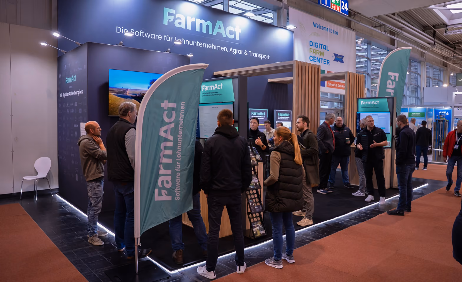 FarmAct Messestand mit Besuchern auf einer Fachmesse