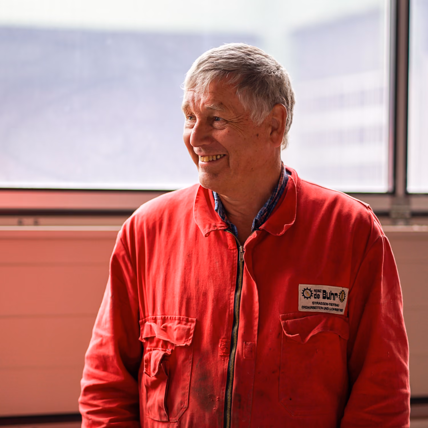 Heinz de Buhr vor seinem Betrieb in Firrel in Ostfriesland