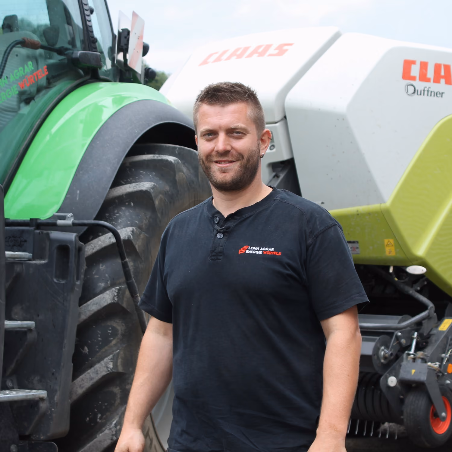 Tobias Würtele von Lohn Agrar Energie Würtele vor seinem Traktor