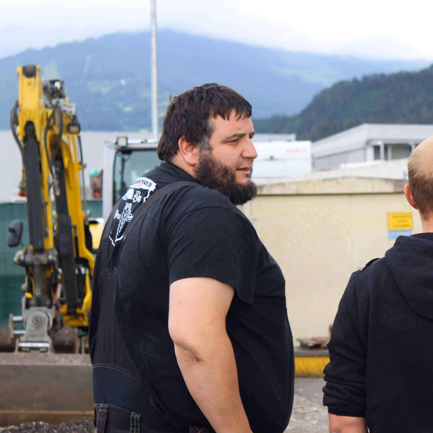 Florian Steiner von Stonepower vor einem Bagger