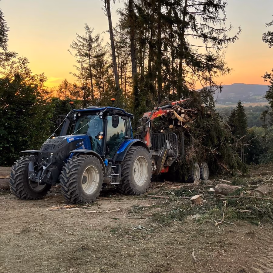 Traktor im Abendlicht im Einsatz beim Agrar & Forst Service Teufl