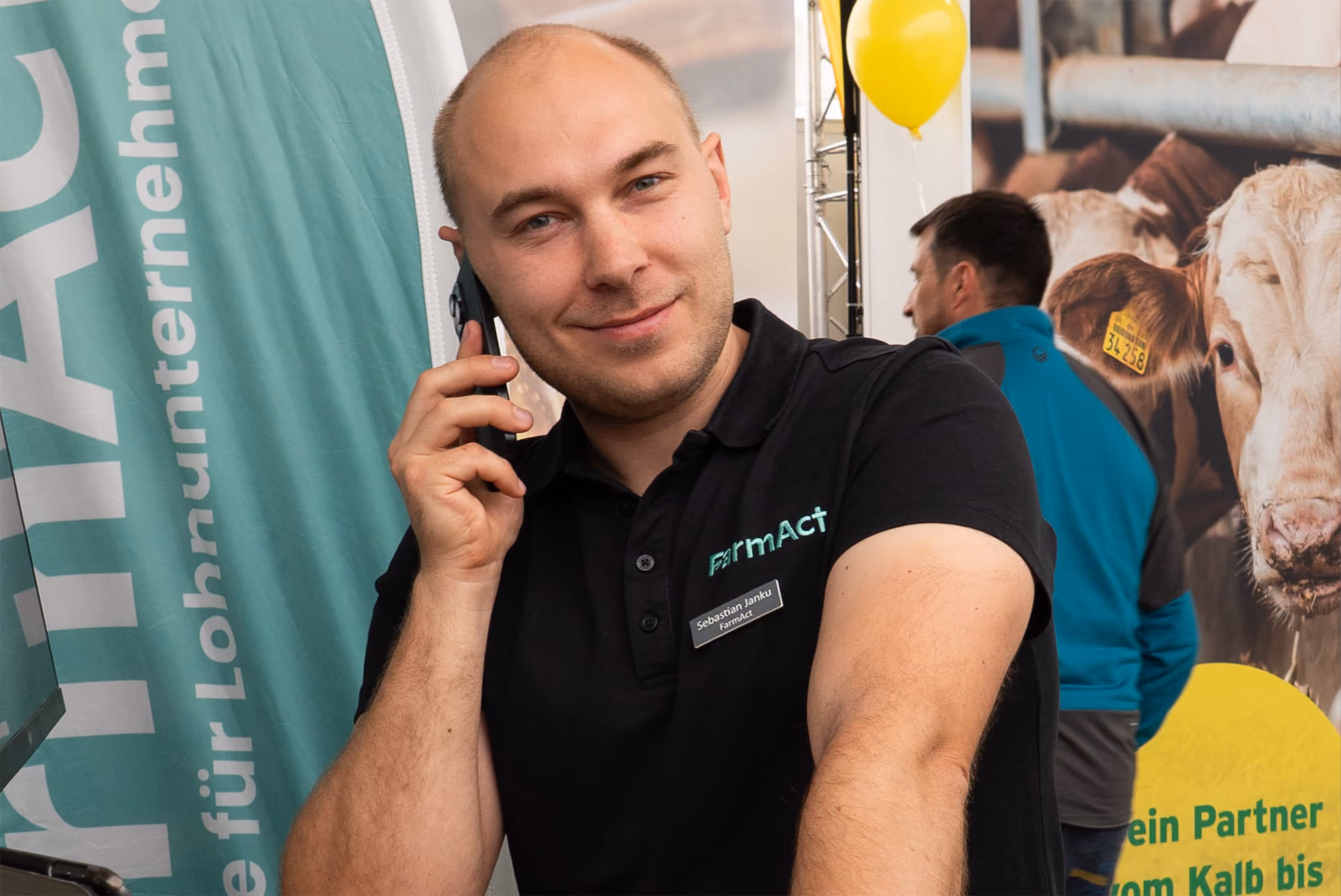 FarmAct Mitarbeiter am Telefon auf der Agrarschau Allgäu 2026