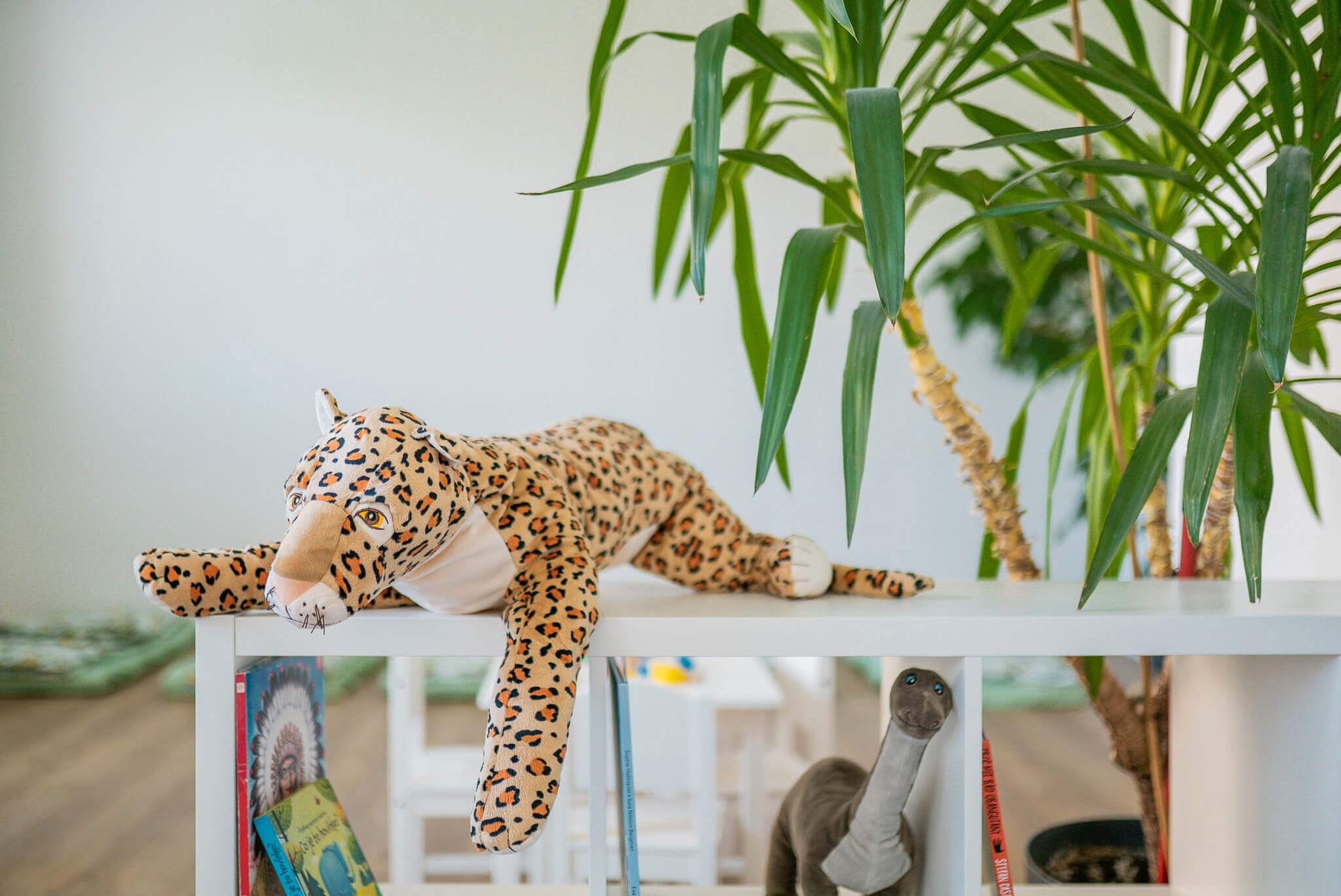 Plyšový leopard ležící na polici