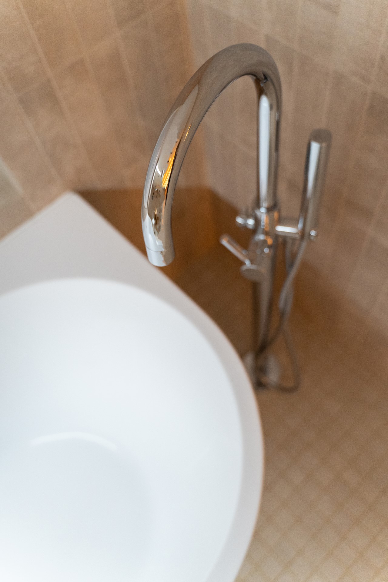 Detail koupelny v bytě HNÍZDO v Ostravě s umyvadlem a baterií.