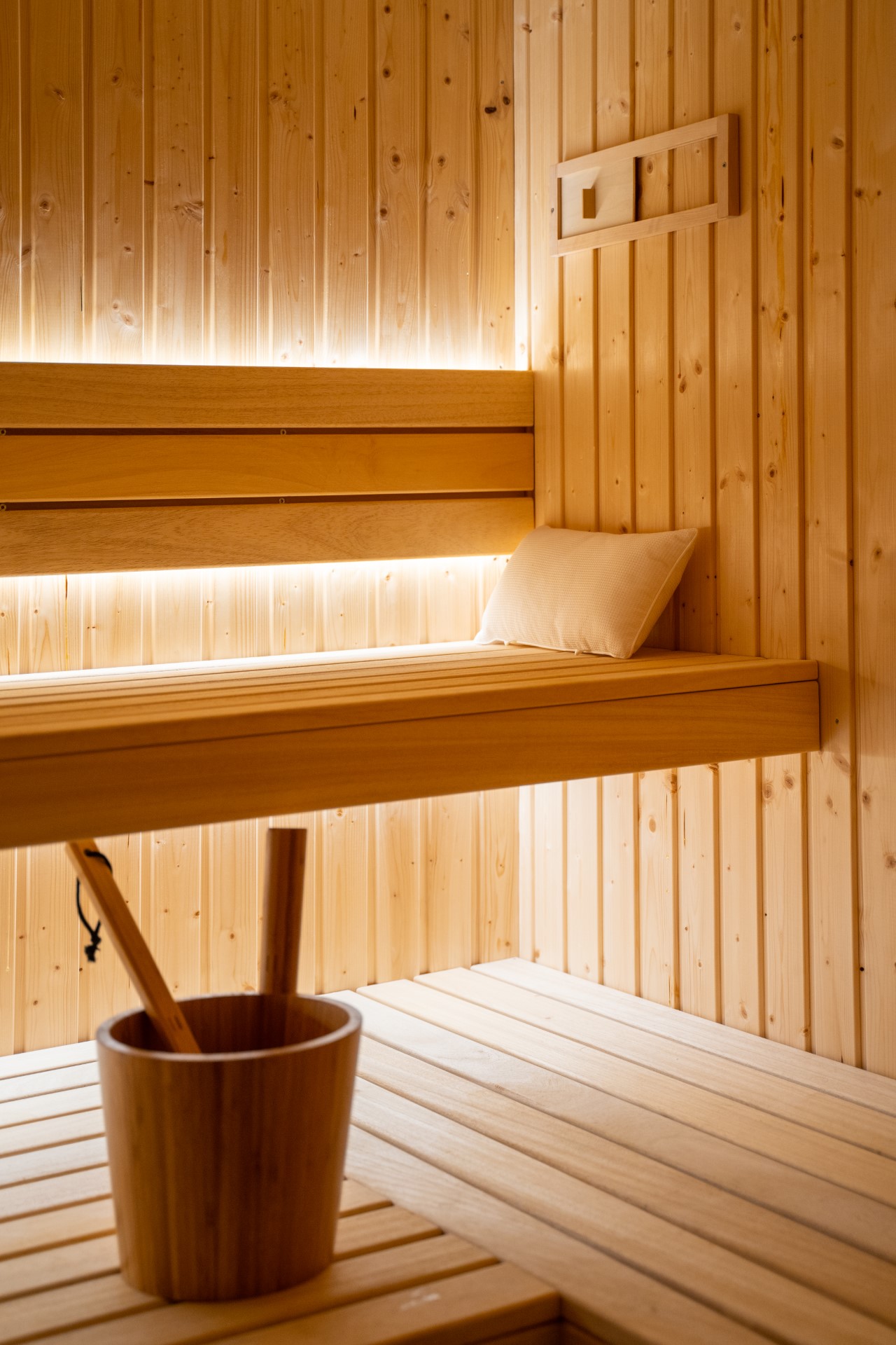 Sauna v bytě HNÍZDO v Ostravě s dřevěným obkladem a lavicemi