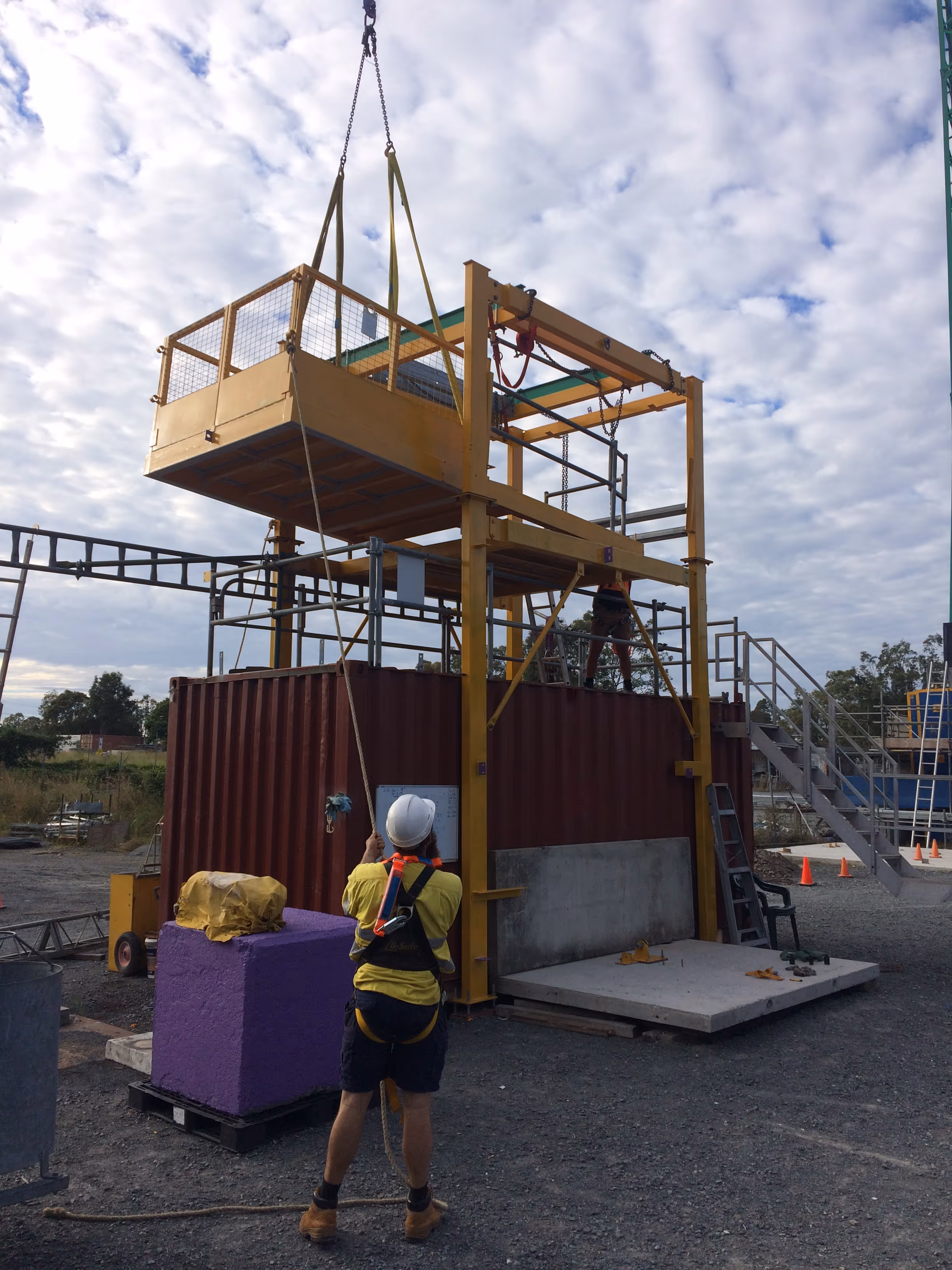 Personnel & materials hoist