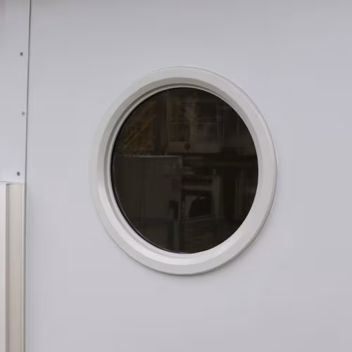 Porte métallique à oculus, réalisation ERSIMS