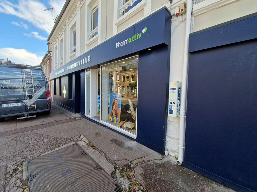 Devanture commerciale complète - Vitrerie & bardage aluminium, Pharmacie à Pont-Audemer (27)