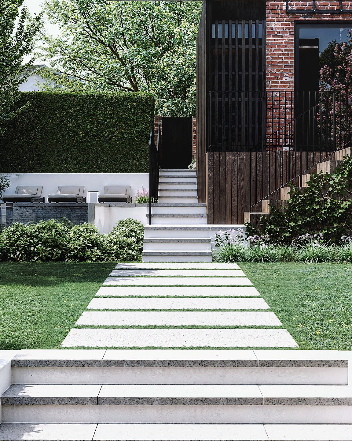 Diseño de jardín residencial con recorridos definidos, plantación estructurada y espacios exteriores pensados para disfrutar todo el año.