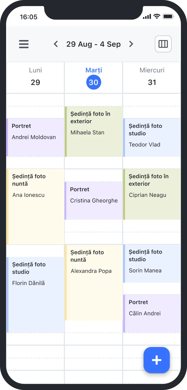 Mobile calendar interface showing photography sessions scheduled from Aug 29 to Sep 1 with client names.