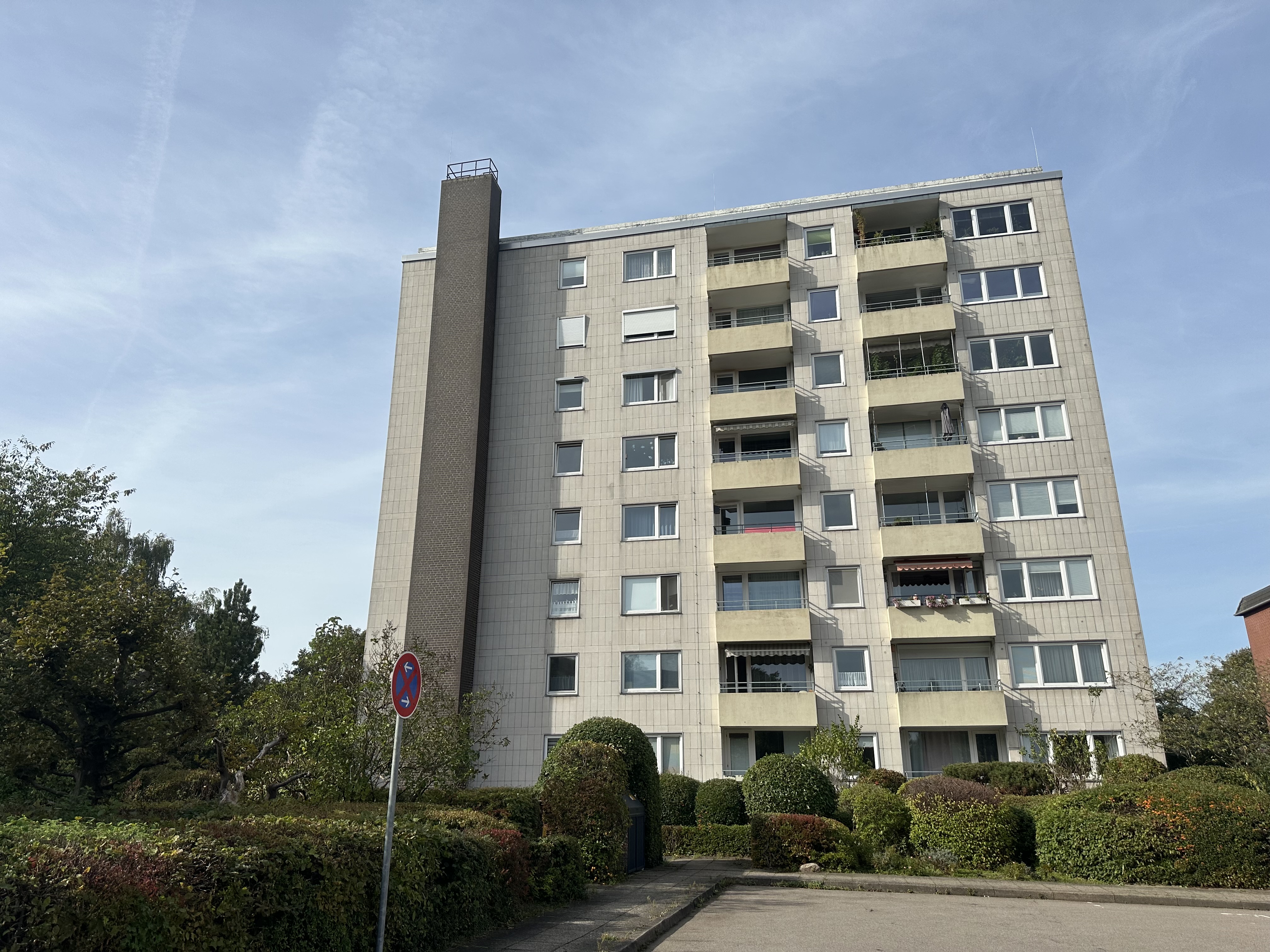 Gut geschnittene 4 Zimmer-Wohnung - renovierungsbedürftig - mit Balkon und Fahrstuhl in Reinbek