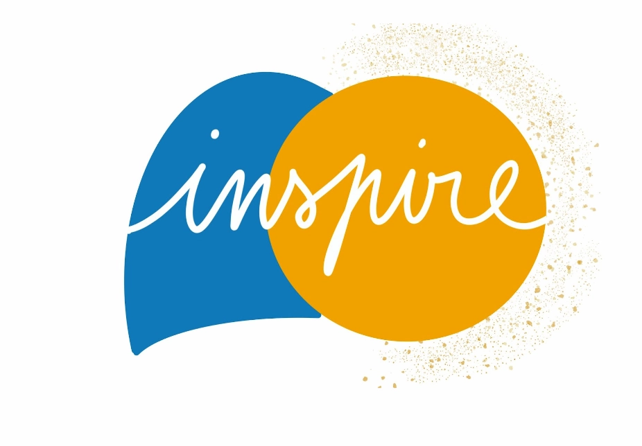 Le mot inspire en écriture blanche sur un cercle orange chevauchant une forme bleue avec des points dorés.
