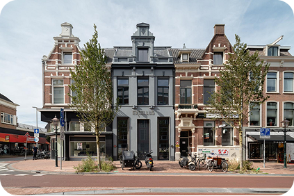 Twee ClockWise-medewerkers voor het kantoorpand