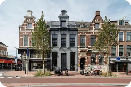 Twee ClockWise-medewerkers voor het kantoorpand