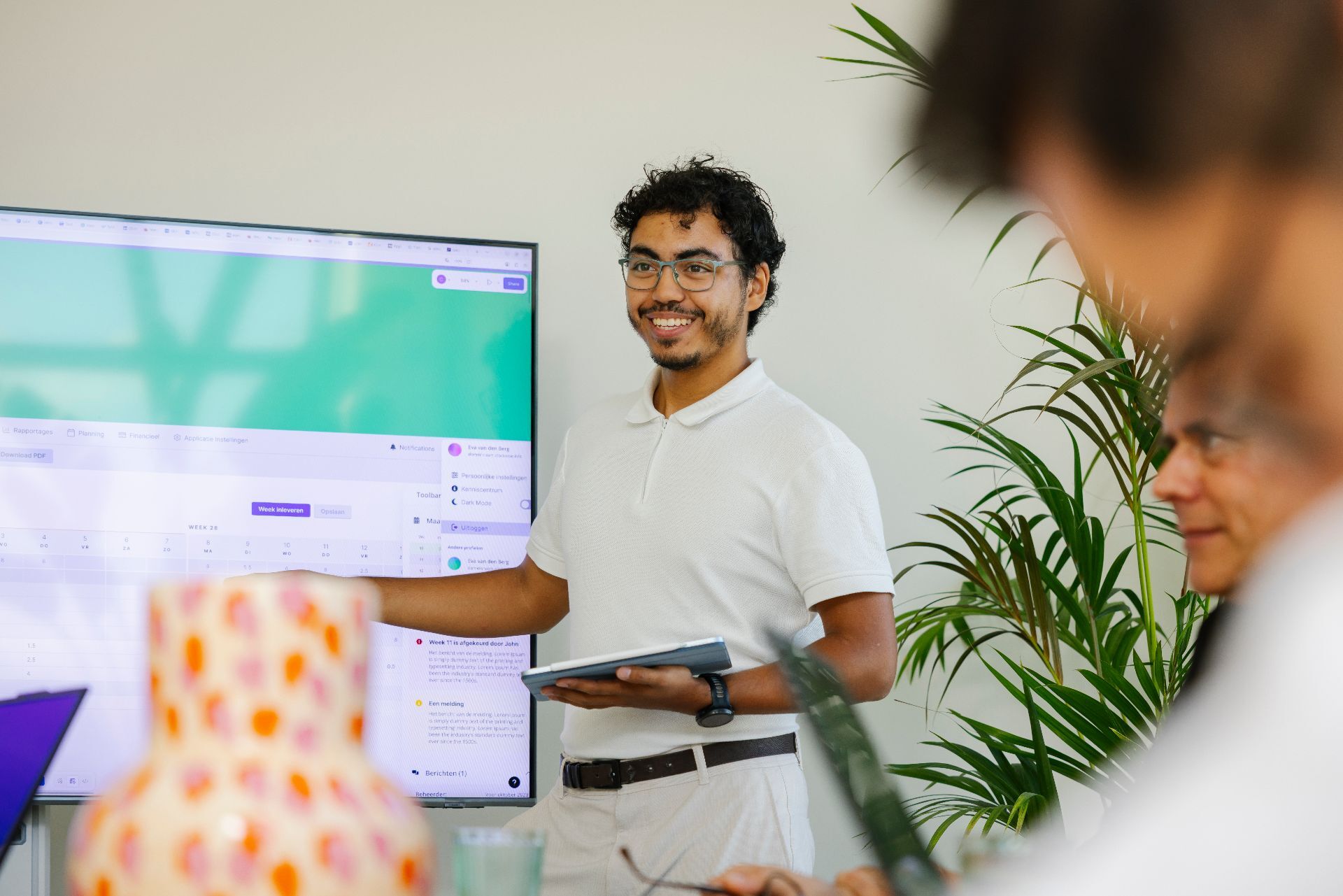 Collega's werken samen aan een project