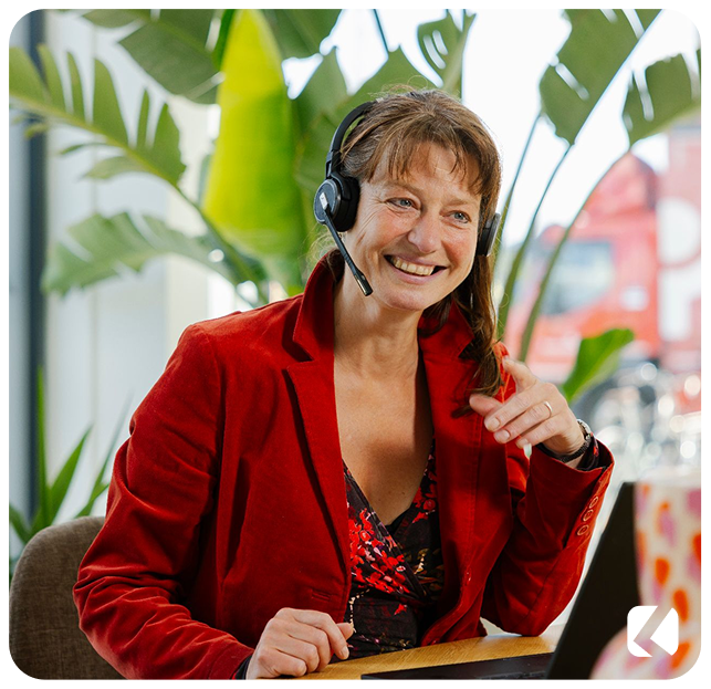 Servicemedewerker van ClockWise aan de telefoon
