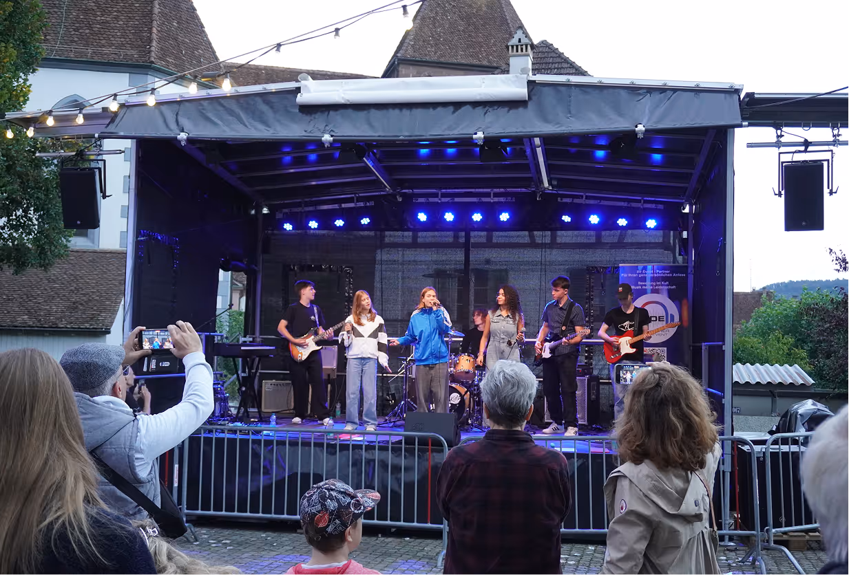 Aufgebaute mobile Bühne von Stage-Conzept