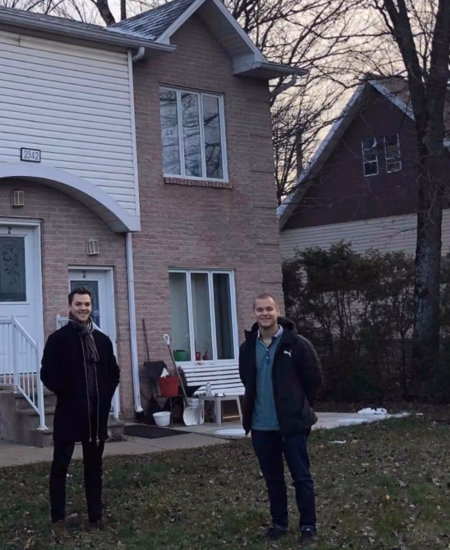 Marc-Antoine et Adam devant leur premier triplex, acquis en 2019
