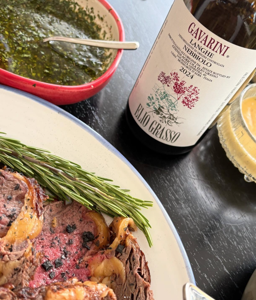Elio Grasso Gavarini Langhe Nebbiolo við framreidda kjötmáltíð.