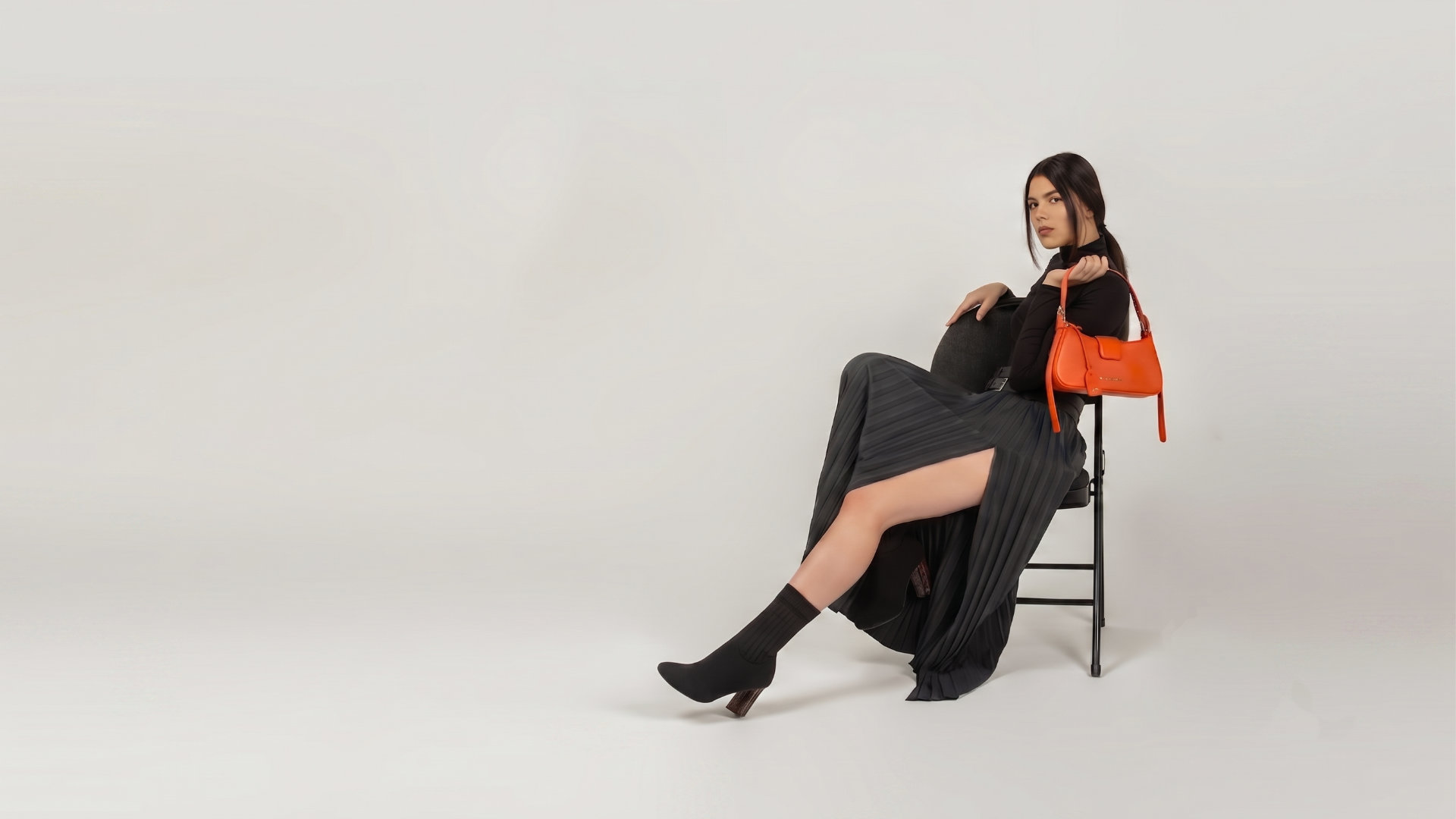Modelo luciendo un bolso de cuero MonteSanto de la colección Dare Velvet