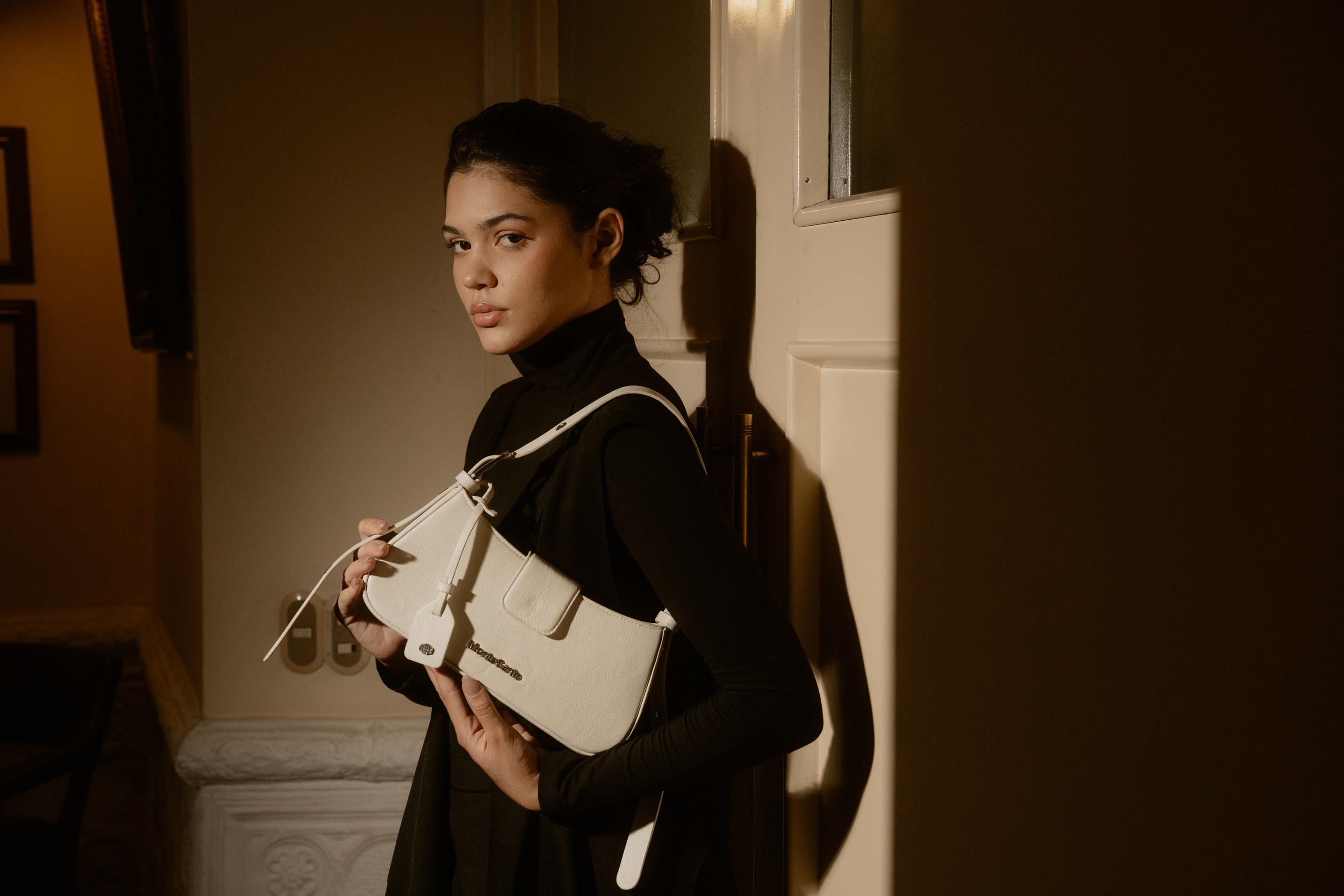 Modelo con bolso de cuero blanco MonteSanto — campaña editorial