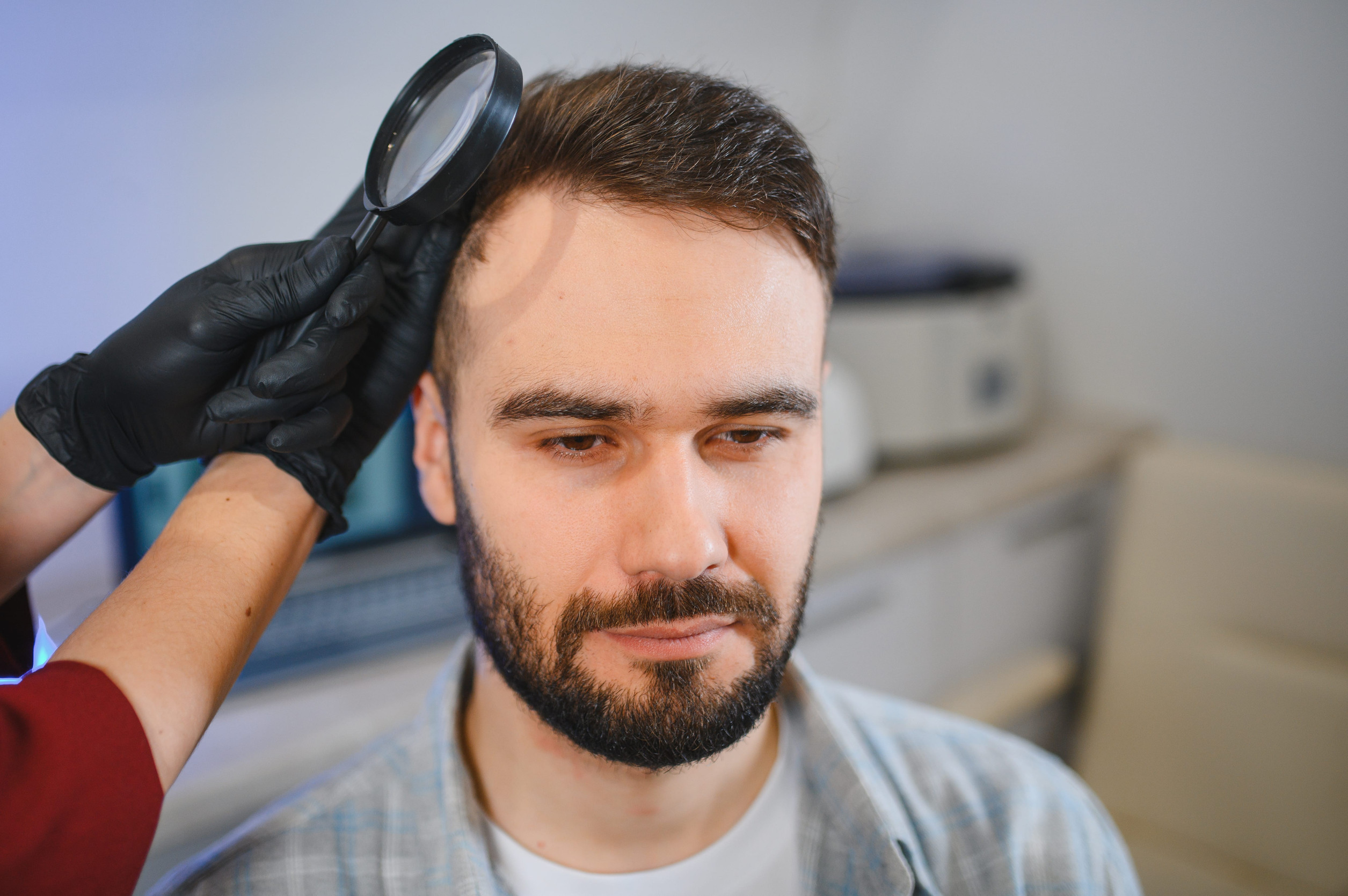 Un uomo che dal tricologo trova risposta sulla durata del trapianto di capelli