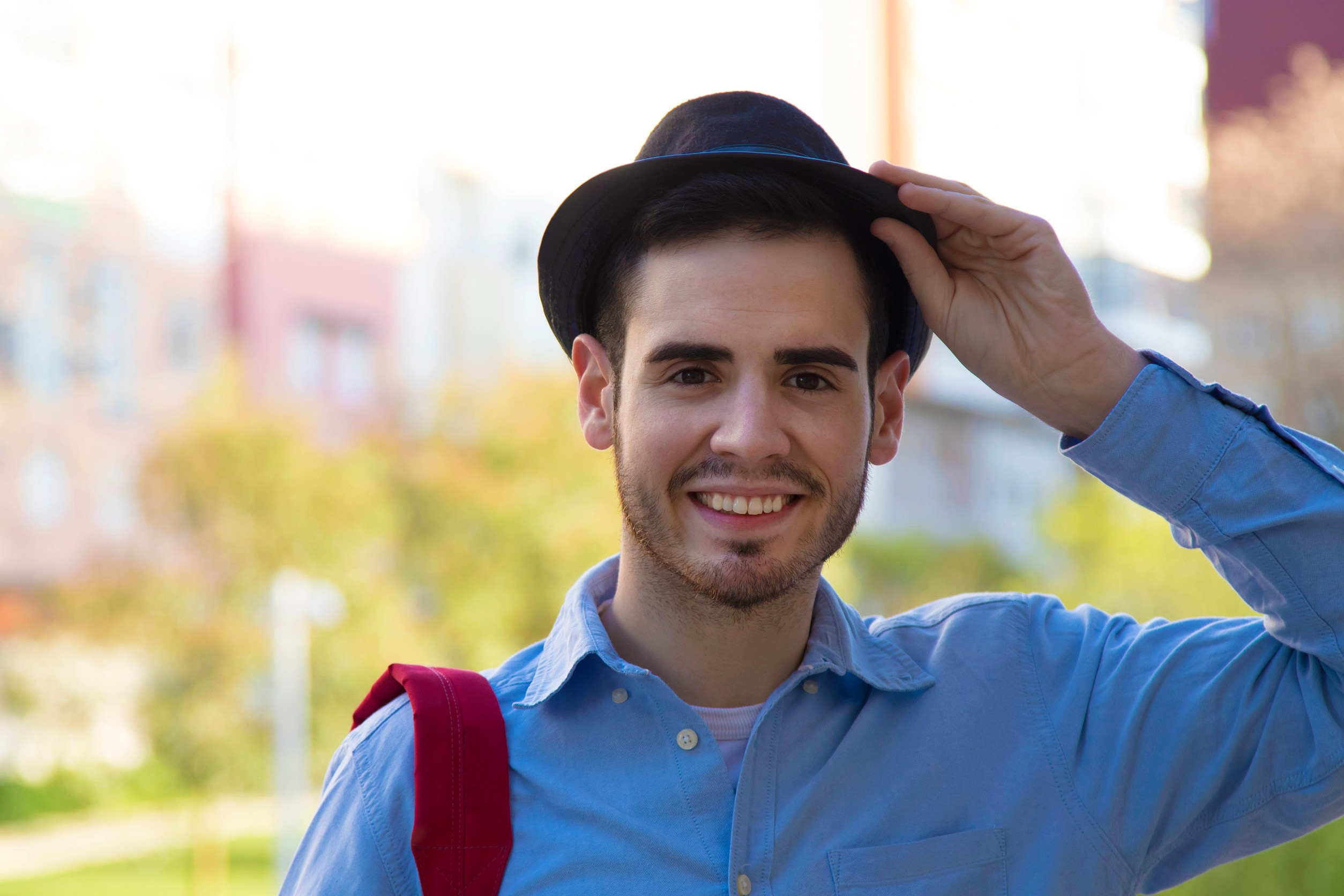 Un uomo post trapianto che indossa un cappello dopo diversi mesi dal trapianto