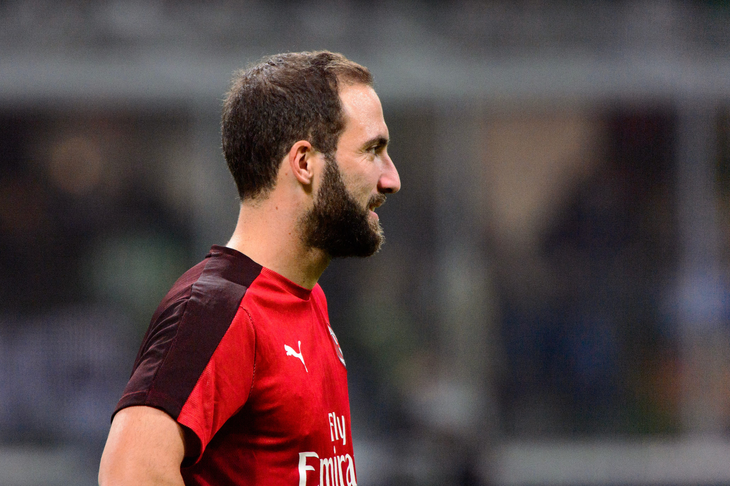 Un calciatore con una stempiatura notevole