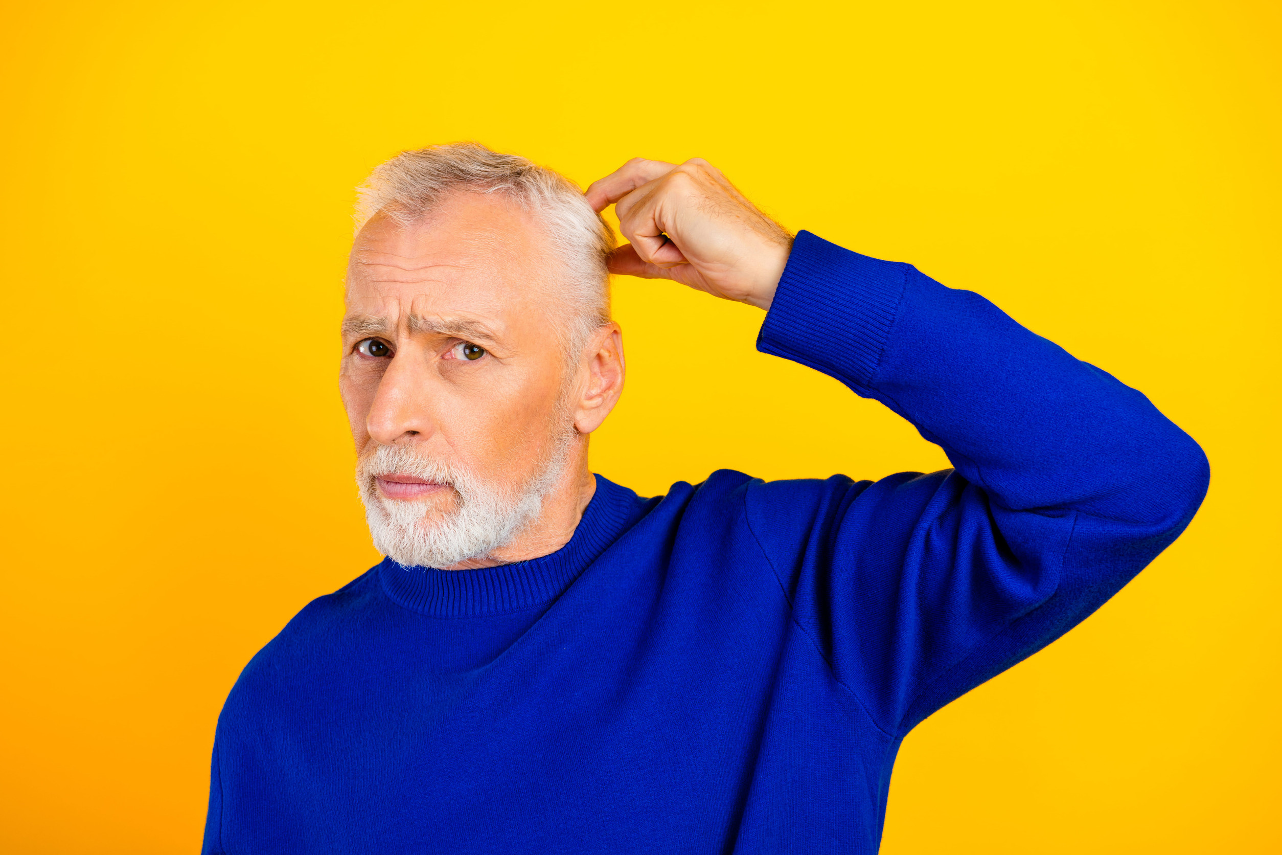 Un uomo che avverte del prurito dopo il trapianto