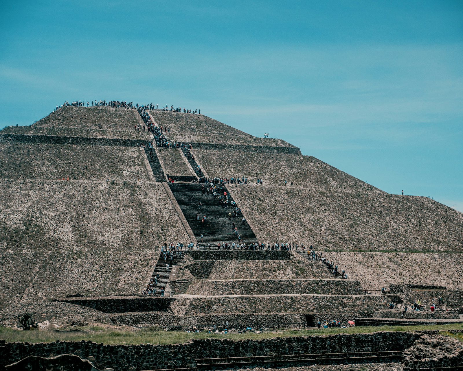 Ancient architecture under blue sky, evoking the Teotihuacán pyramids day trip from Mexico City. Photo by Ruben Hanssen on Unsplash.