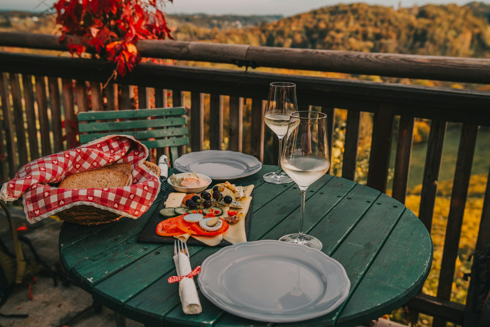 Glasses of wine and a bite to eat on a sunny Tuscan terrace. Photo by Ahmet Yüksek on Unsplash.