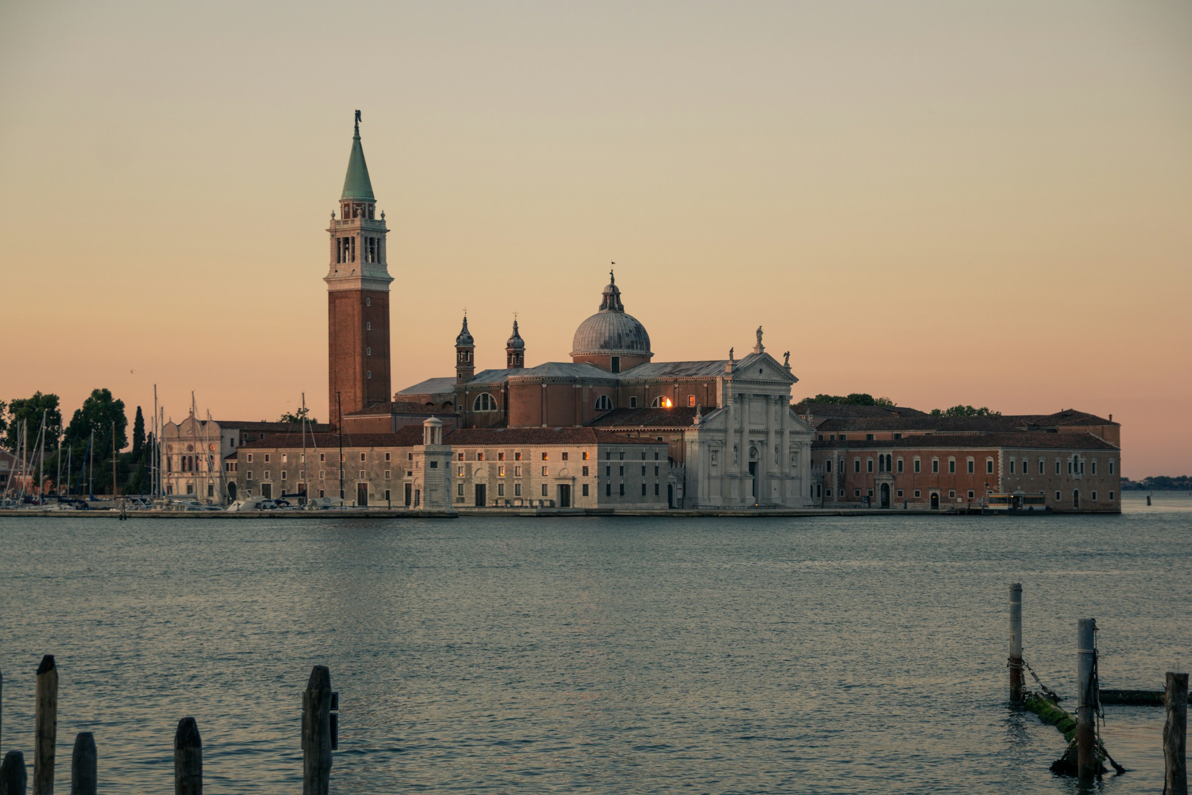San Giorgio Maggiore brillando al atardecer al otro lado de la dársena, visto desde la Riva. Foto de Alessandro Cavestro en Unsplash.