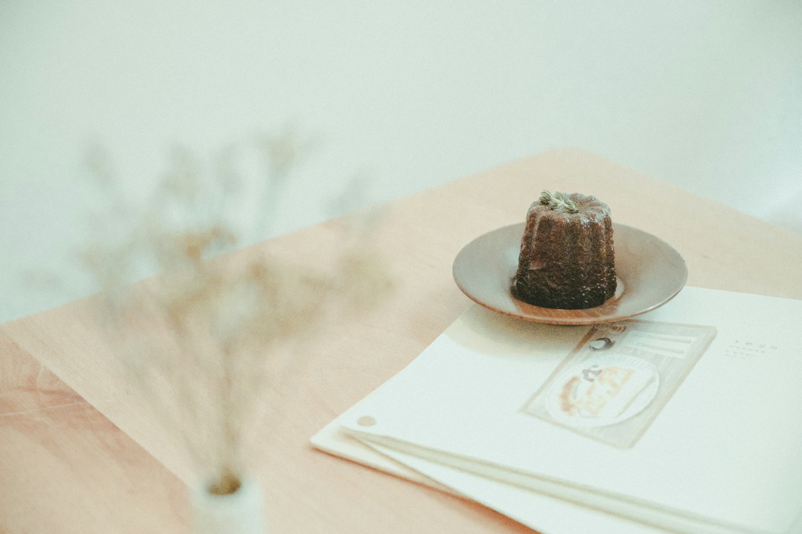 Un canelé mostrando su costra acanalada, oscura y caramelizada. Foto de Jojo Yuen sharemyfoodd en Unsplash.