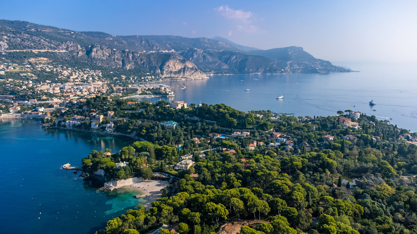 Las calas turquesa y el cabo cubierto de pinos de Cap Ferrat en la Costa Azul. Foto de Antoine Contenseau en Unsplash.