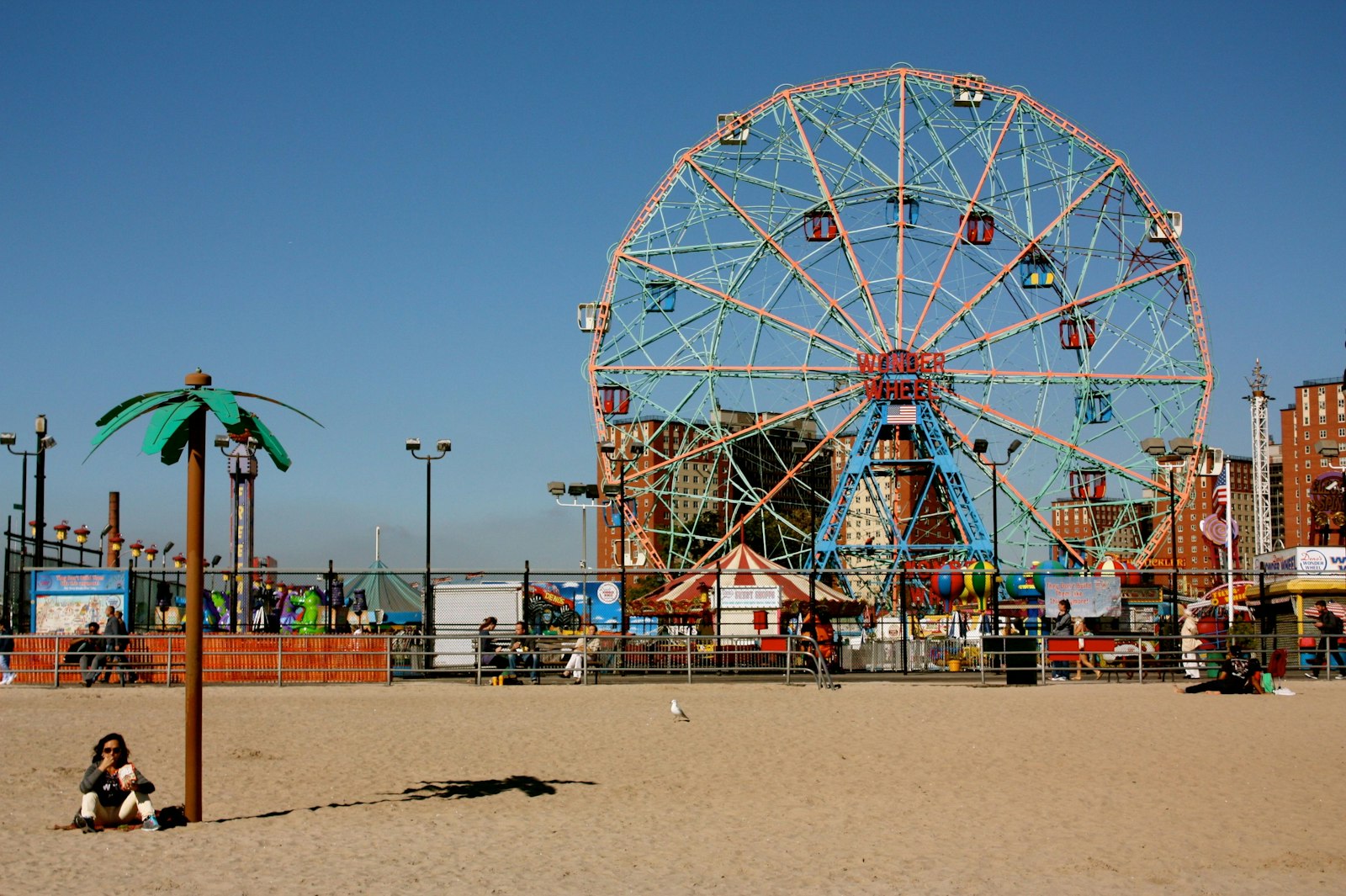 La Wonder Wheel sobre la arena de Coney Island, en Brooklyn, en un día despejado. Foto de Julie Ricard en Unsplash.